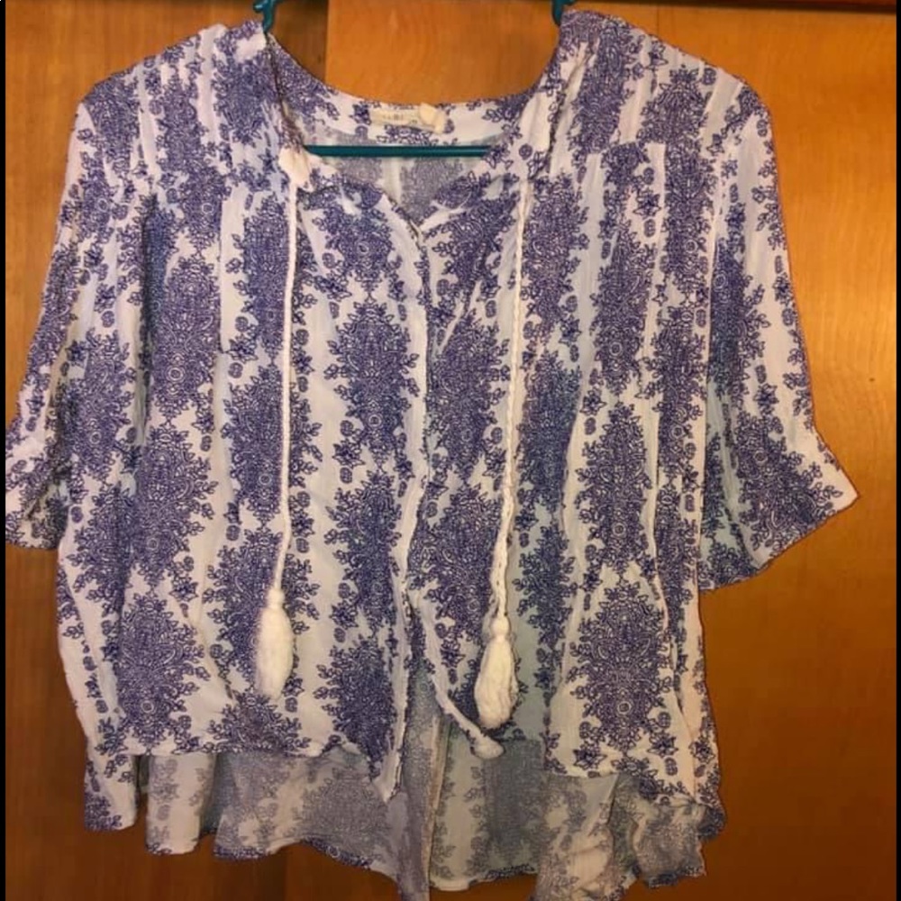 3/4 length sleeved shirt.